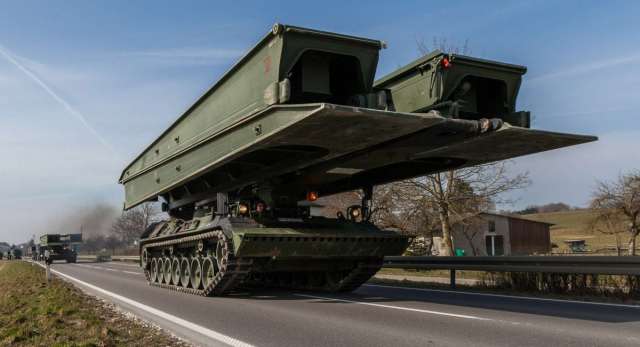 Німеччина передасть Україні 16 танків-мостоукладальників