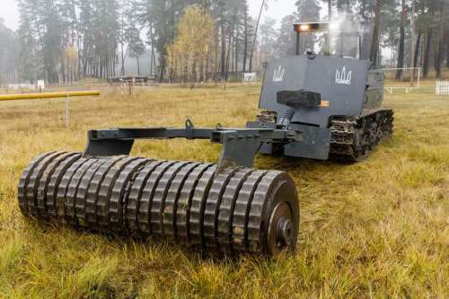 ДСНС отримала першу українську машину підготовки ґрунту до розмінування