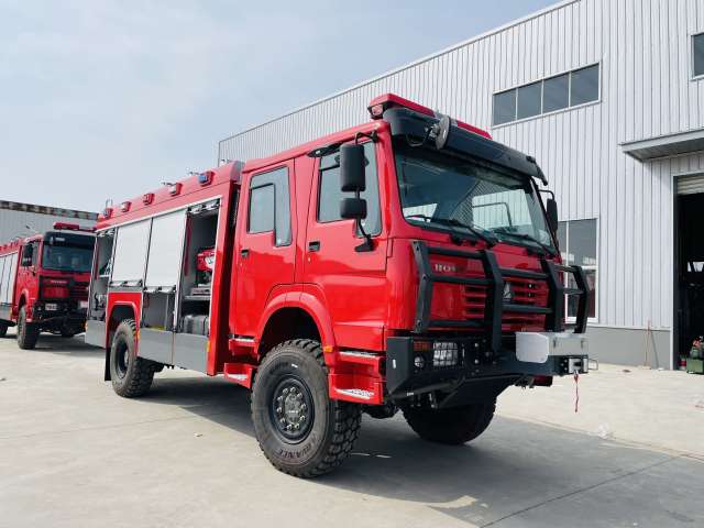 SINOTRUK HOWO 4x4 Внедорожная Лесная Пожарная Машина Всепроходная пожарная машина для тушения лесных пожаров и спасательных операций