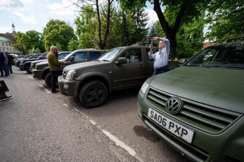 Британські волонтери привезли до Львова 30 позашляховиків для ЗСУ