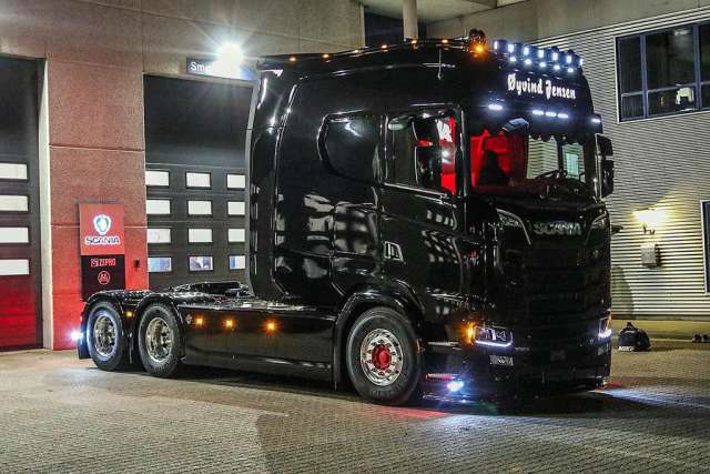 Представили унікальний 770-сильний тягач Scania