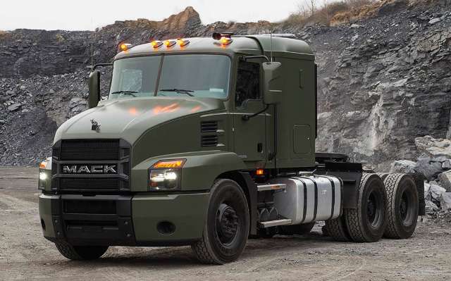 Американський завод Volvo представив нову військову вантажівку