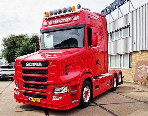 З&#039;явилася капотна версія нової Scania V8 770