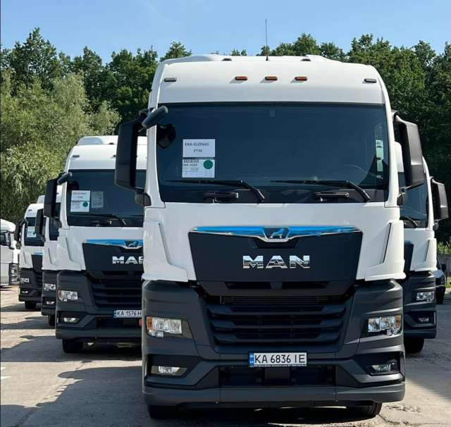 До України поставили 19 новітніх тягачів для перевезення зерна