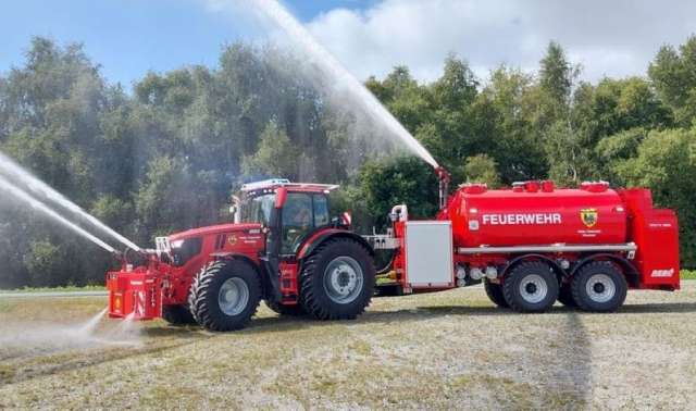 У Німеччині зробили із John Deere 6R 250 пожежний трактор