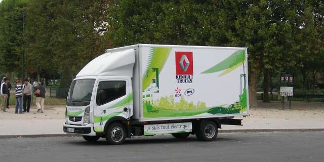 Покупцям електровантажівок у Франції доплатять по 50 тисяч євро