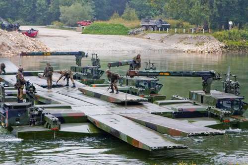 Нідерланди передадуть ЗСУ машині-амфібії для збирання мостів