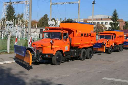 Нові спецмашини на базі КрАЗ допоможуть утримувати дороги в належному стані