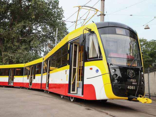 В Одесі випустили новий 5-секційний трамвай