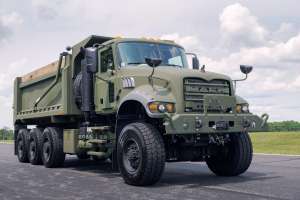 Американський підрозділ Volvo представив нові тягачі та самоскиди для армії США