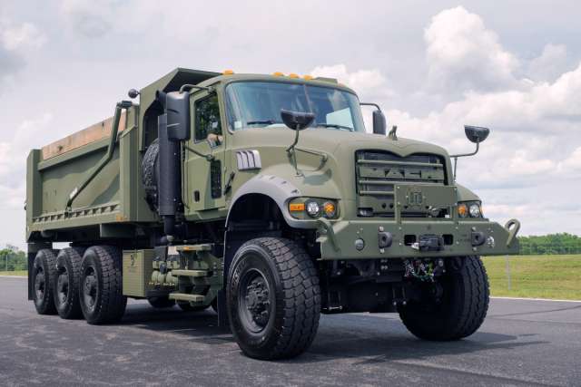 Американський підрозділ Volvo представив нові тягачі та самоскиди для армії США
