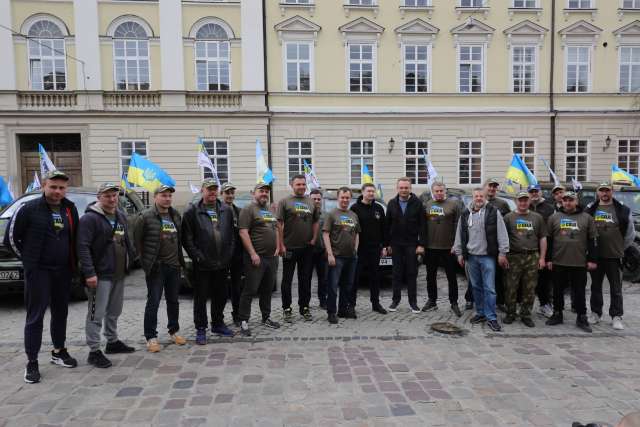 Українським захисникам передали 30 бойових позашляховиків