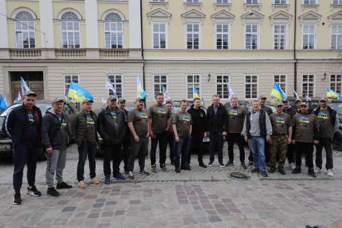 Українським захисникам передали 30 бойових позашляховиків