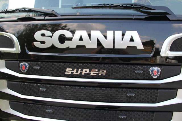 В Україні передали партію новеньких тягачів Scania