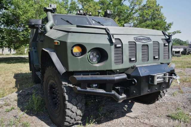 Українські військові отримали нові броньовані автомобілі «Новатор»