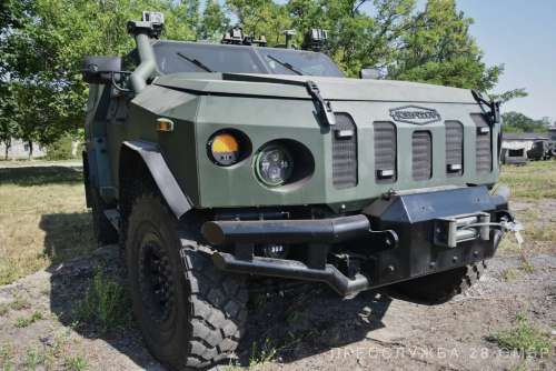 Українські військові отримали нові броньовані автомобілі «Новатор»