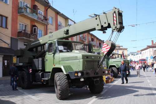 Український завод розробив нові автокран та екскаватор для ЗСУ. ФОТО