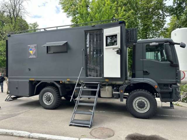 ЗСУ отримали мобільні стоматологічні кабінети на шасі MAN