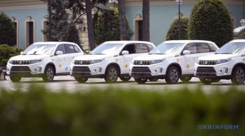 ЮНІСЕФ передав Україні 40 автівок для медиків