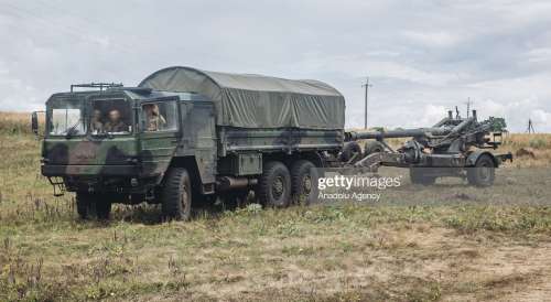 ЗСУ отримали ретро-вантажівки MAN для транспортування гаубиць