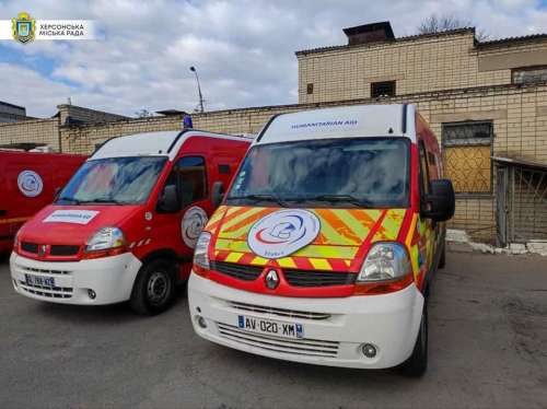 Херсонські лікарні отримали французькі автомобілі швидкої допомоги